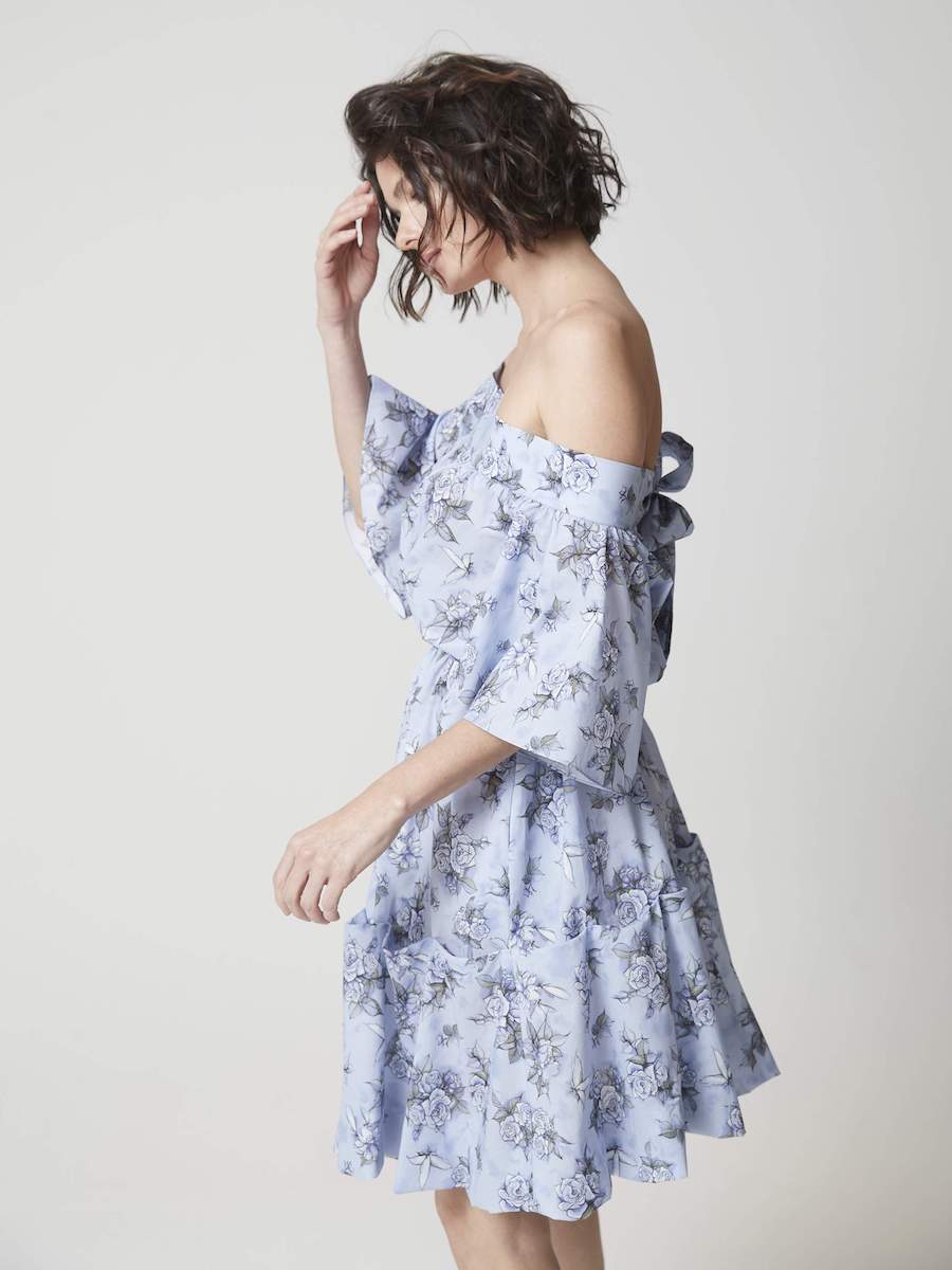Midi-Kleid aus Premium-Baumwolle mit Carmen Ausschnitt und einem Gürtel auf der Rückseite zum Binden
