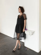 Midi-Kleid aus hochwertiger Organzaseide, kunstvollen Biesen im Brustbereich und passendem Unterkleid aus Viskose-Seiden Mix