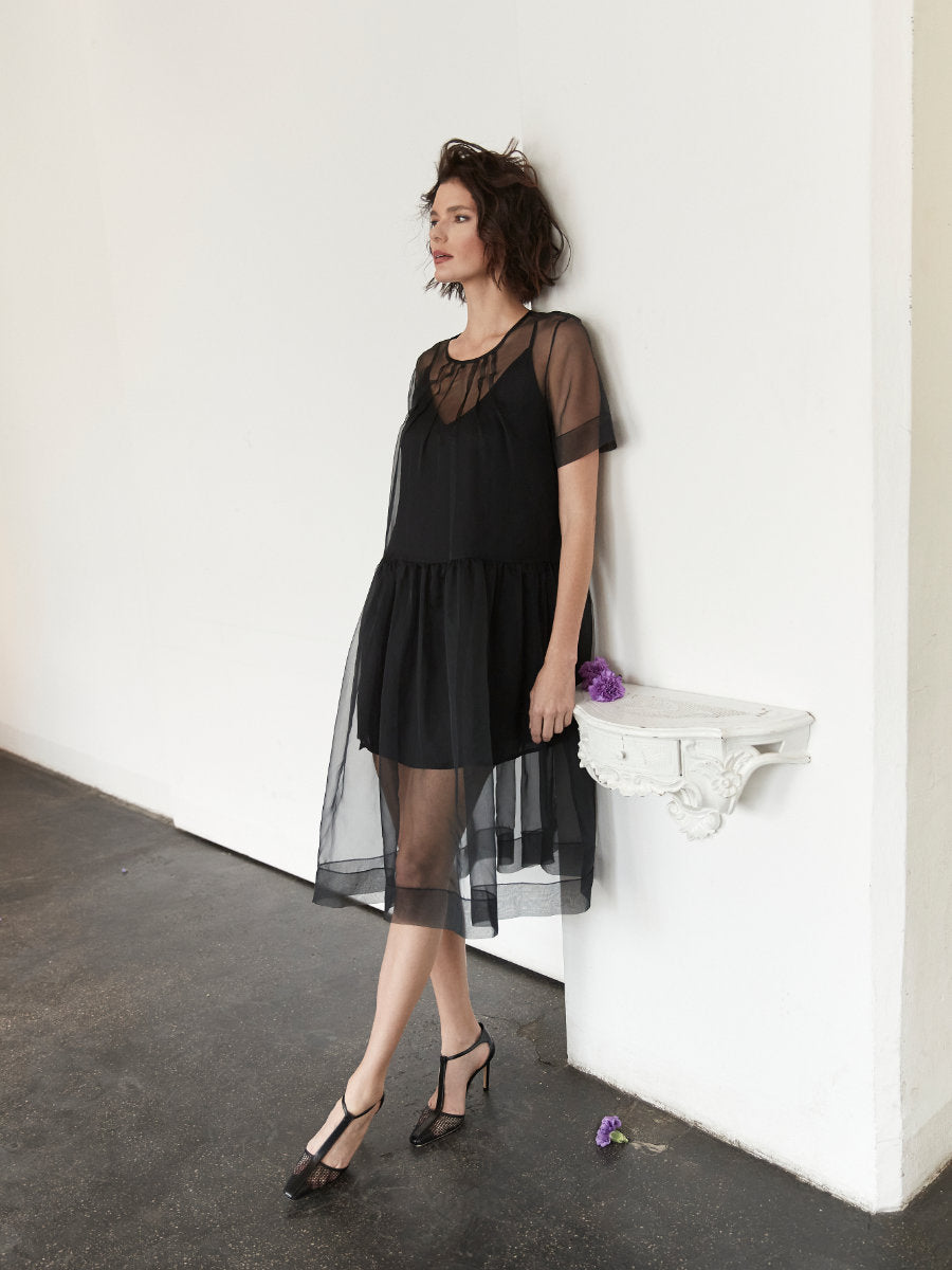 Midi-Kleid aus hochwertiger Organzaseide, kunstvollen Biesen im Brustbereich und passendem Unterkleid aus Viskose-Seiden Mix