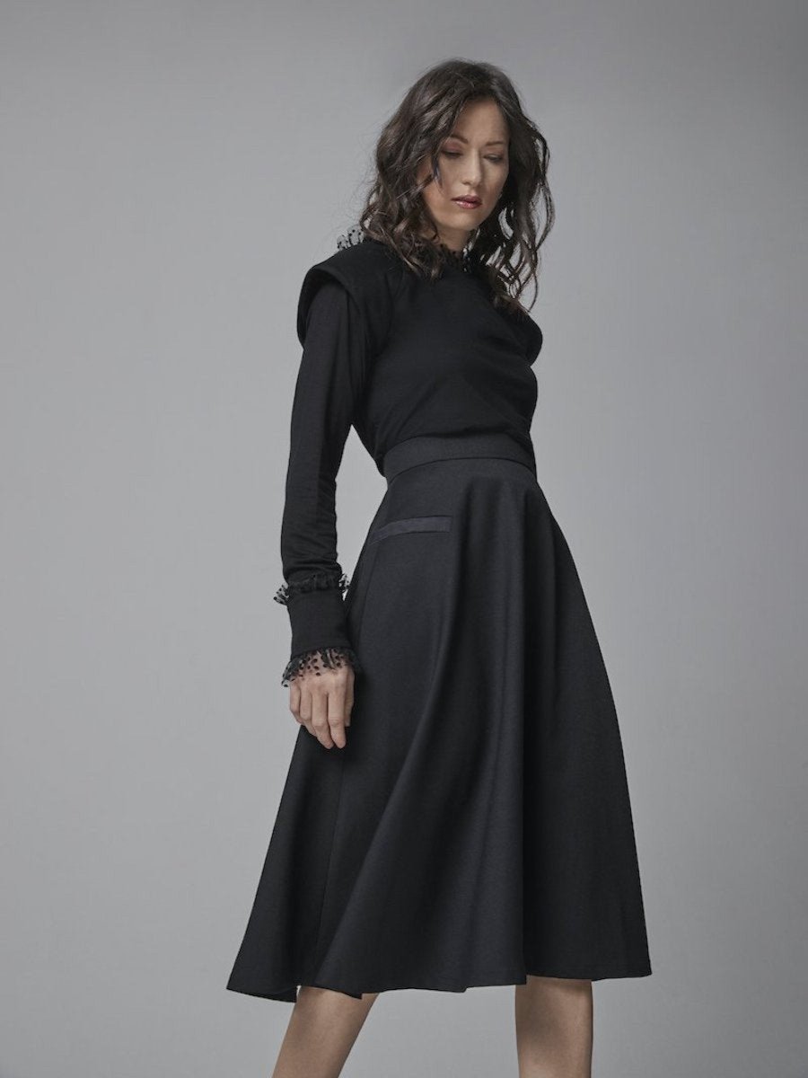 Midi-Rock aus hochwertiger Wolle, feinen Seidendetails an den Taschen und ausgestellter Silhouette