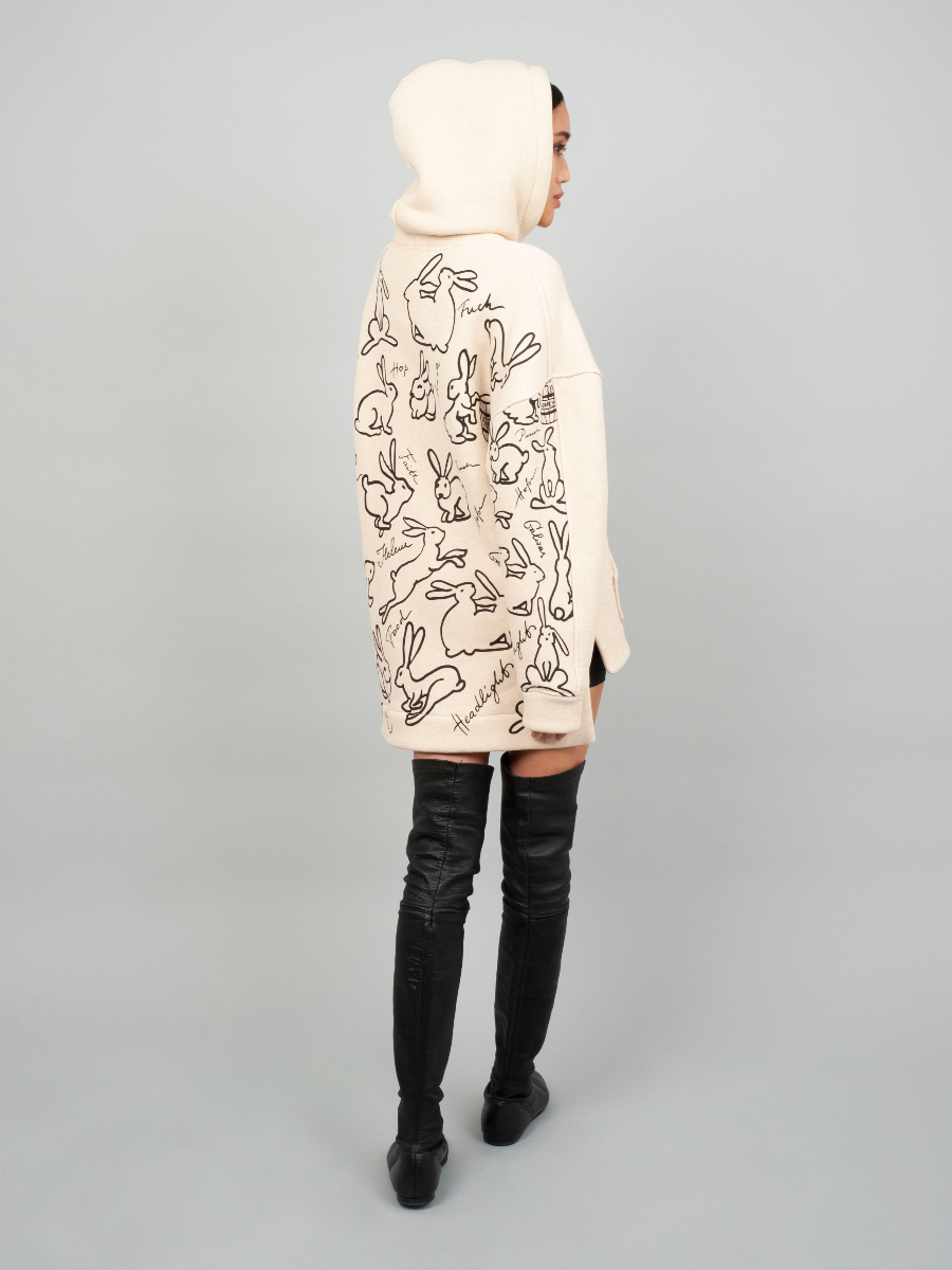 Bequemer Oversize-Hoodie aus schwerer Baumwolle mit Kängurutasche mit asymmetrischem Saum und Hasen Print