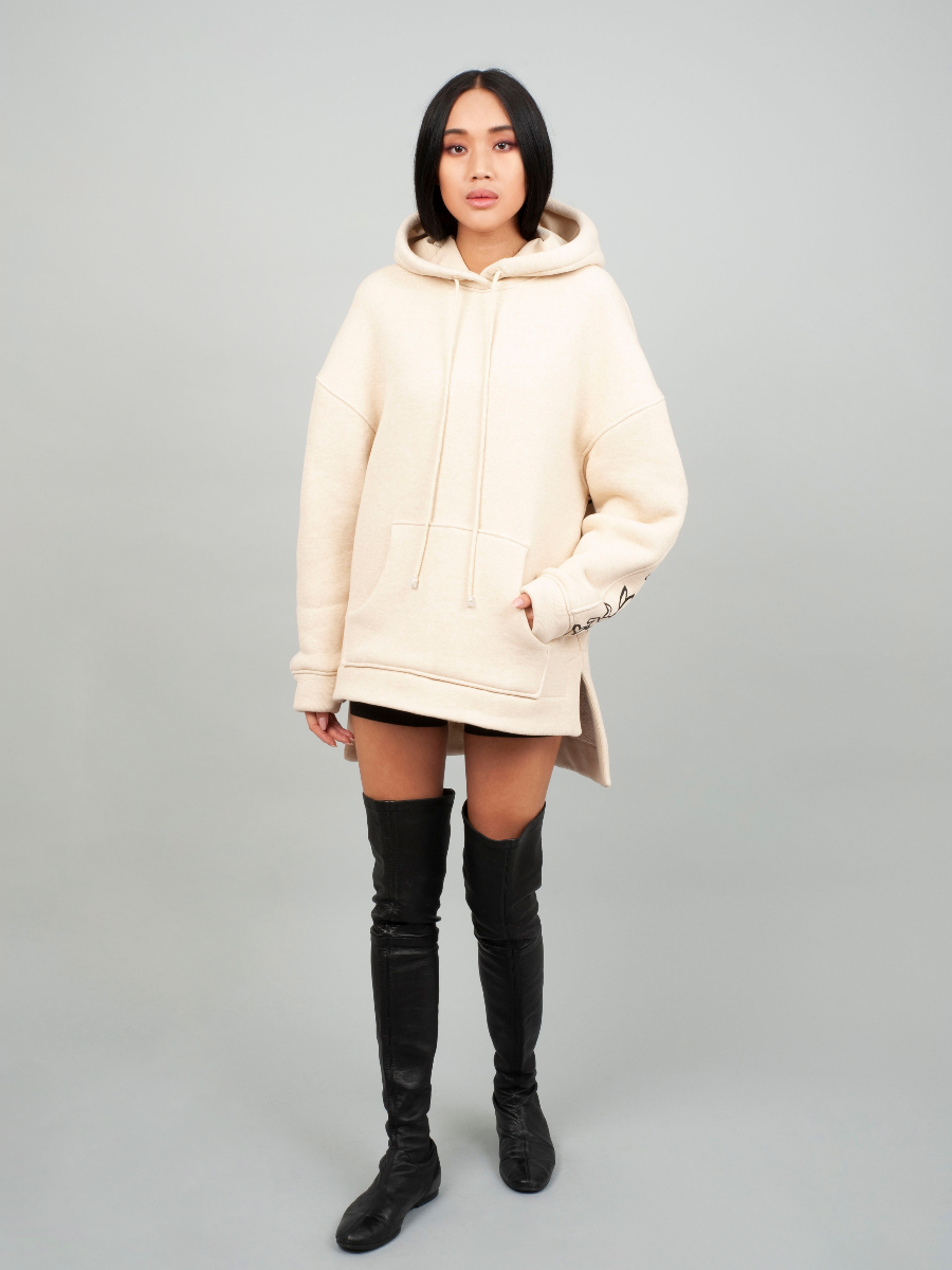 Bequemer Oversize-Hoodie aus schwerer Baumwolle mit Kängurutasche mit asymmetrischem Saum und Hasen Print