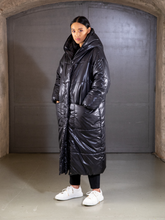 Mega Oversize Mantel in limitierter Auflage mit übergroßen Proportionen und einem praktischen 2-Wege Reißverschluss