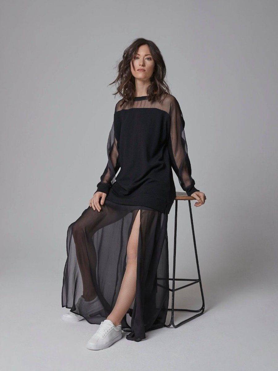 Exquisiter Pullover aus feinster Wolle mit einem transparenten Einsatz aus luxuriöser Organzaseide