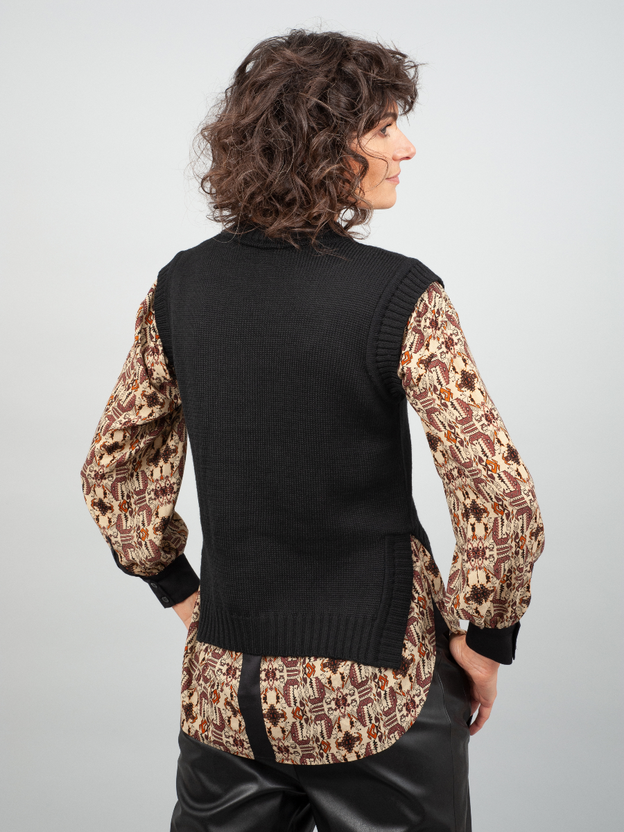 Schwarzer Pullunder Ebru aus 100% Merinowolle, tailliert und mit hohen seitlichen Schlitzen