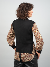 Schwarzer Pullunder Ebru aus 100% Merinowolle, tailliert und mit hohen seitlichen Schlitzen