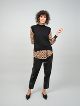 Schwarzer Pullunder Ebru aus 100% Merinowolle, tailliert und mit hohen seitlichen Schlitzen