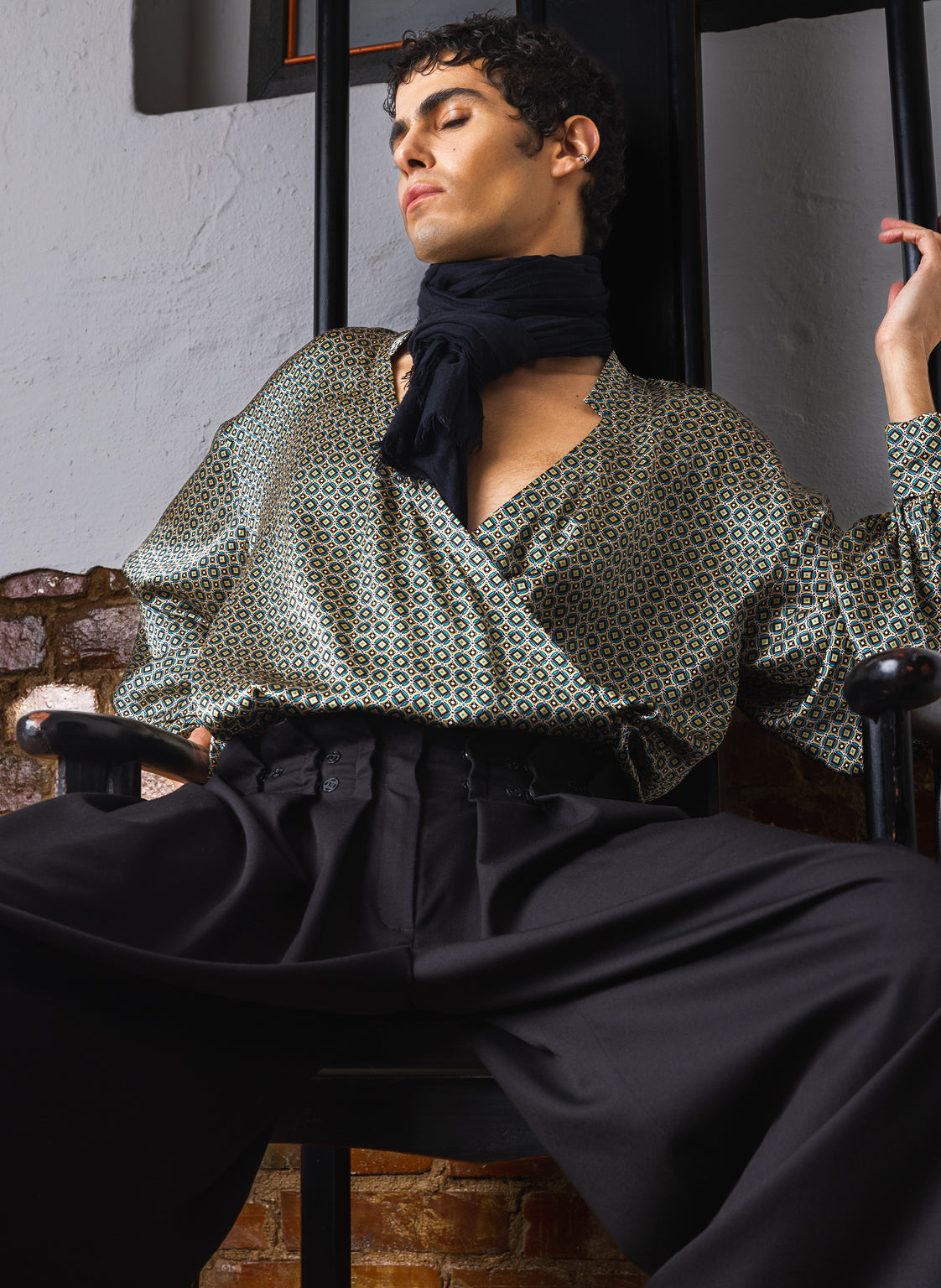 Gerade Wickelbluse Halina aus feinster italienischer Seide von Helene Galwas