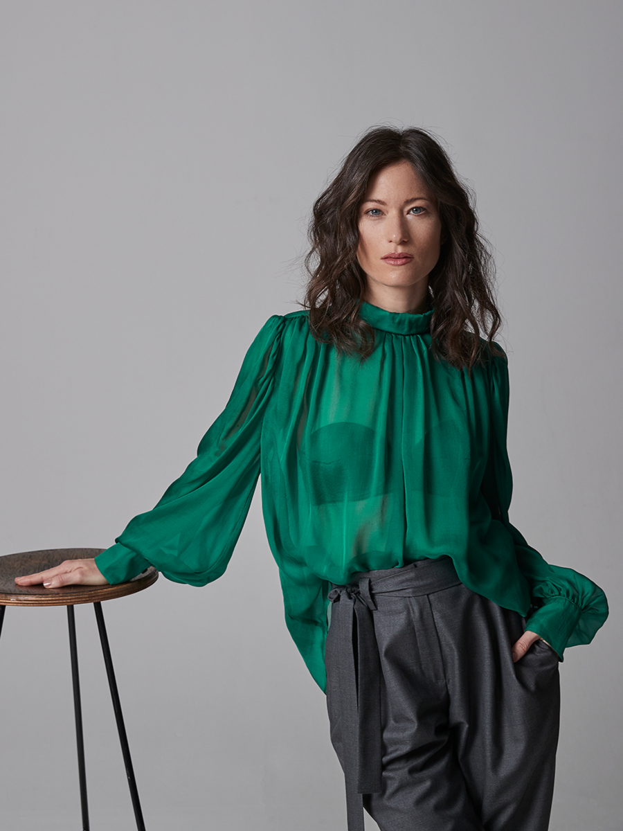 Locker geschnittene Langarmbluse aus hochwertigem Seidenchiffon mit Hemdkragenverschluss im Nacken