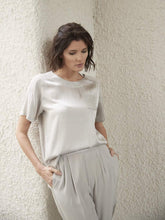 Hose aus Seiden-Elastan Mischung, Eingriffstaschen und optisch abgesetzte Seitenstreifen