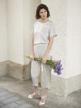 Hose aus Seiden-Elastan Mischung, Eingriffstaschen und optisch abgesetzte Seitenstreifen