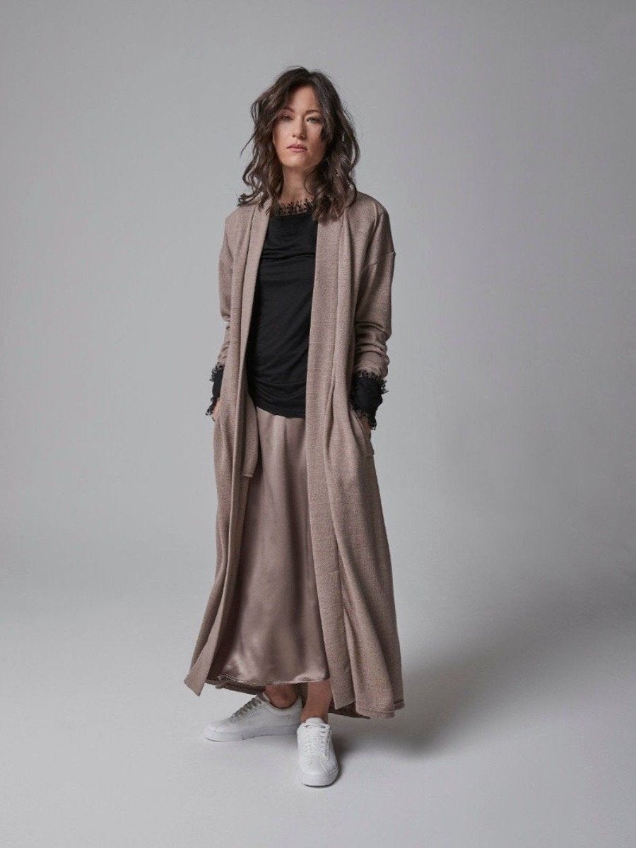 Bodenlanger Strickmantel aus 100% Wolle mit einem schmeichelhaften Schalkragen und praktischen seitlichen Taschen