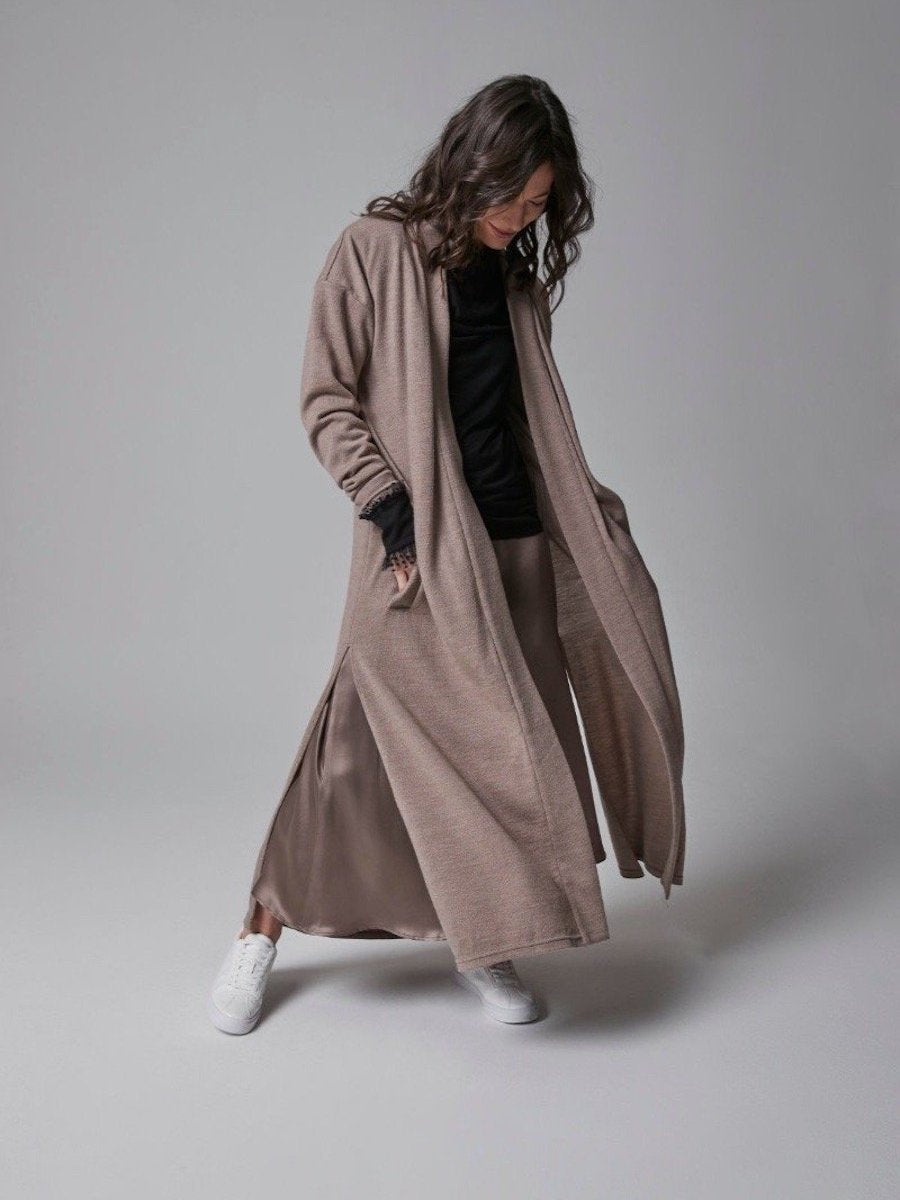 Bodenlanger Strickmantel aus 100% Wolle mit einem schmeichelhaften Schalkragen und praktischen seitlichen Taschen