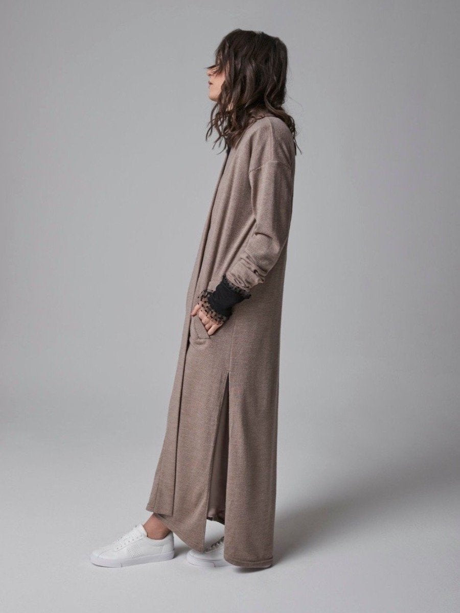 Bodenlanger Strickmantel aus 100% Wolle mit einem schmeichelhaften Schalkragen und praktischen seitlichen Taschen