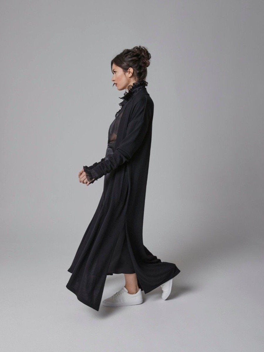 Bodenlanger Strickmantel aus 100% Wolle mit einem schmeichelhaften Schalkragen und praktischen seitlichen Taschen