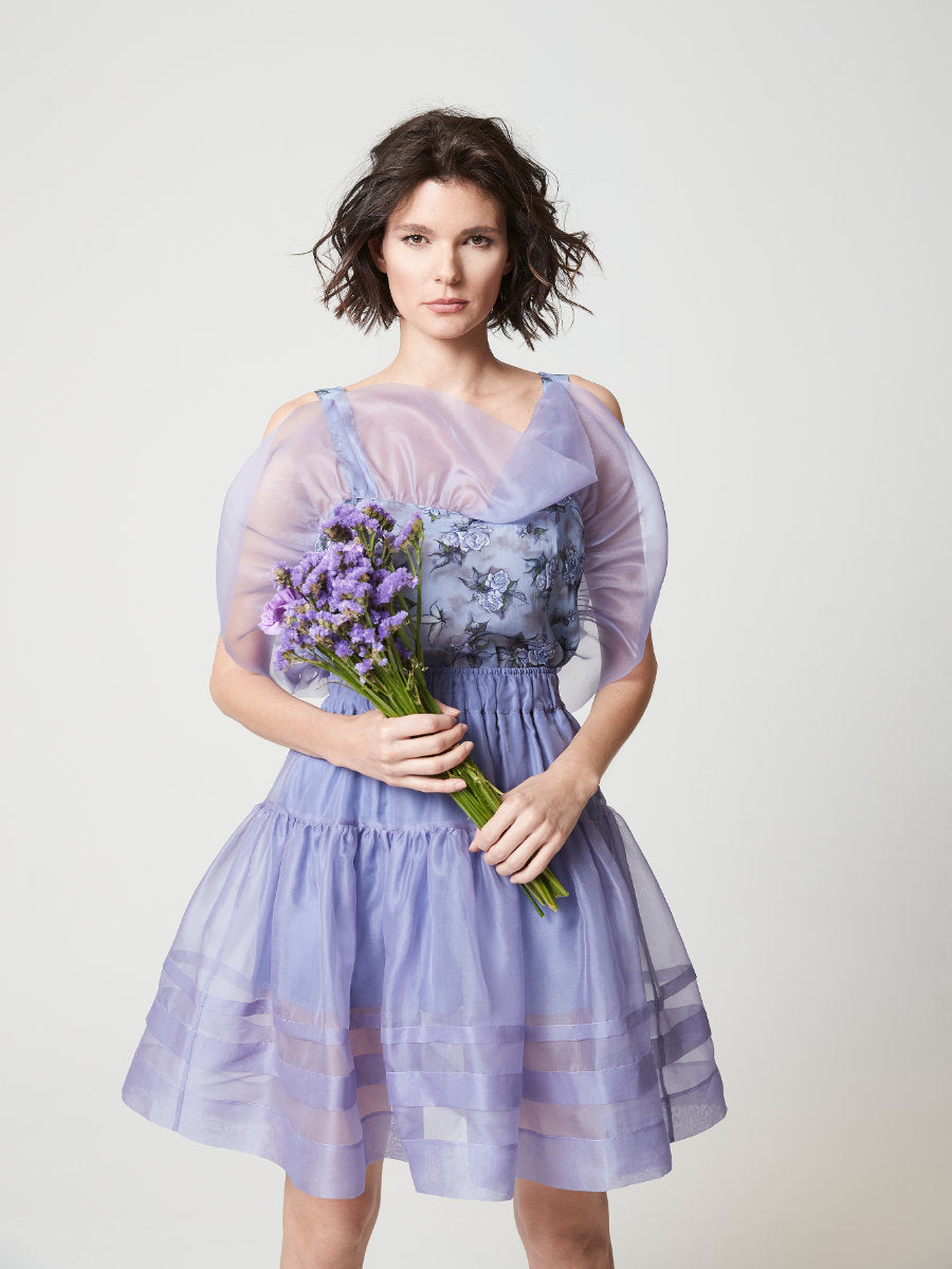 Trägertop aus hochwertigem Stretch-Satin, das mit eleganten Volants aus feiner Chiffonseide veredelt wurde