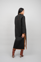 Langer Wendemantel aus limitiertem Doubleface Material, eine Seite Neopren, die andere aus Wolle und Kaschmir mit hohen seitlichen Schlitzen