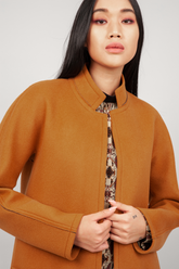 Langer Wendemantel aus limitiertem Doubleface Material, eine Seite Neopren, die andere aus Wolle und Kaschmir mit hohen seitlichen Schlitzen