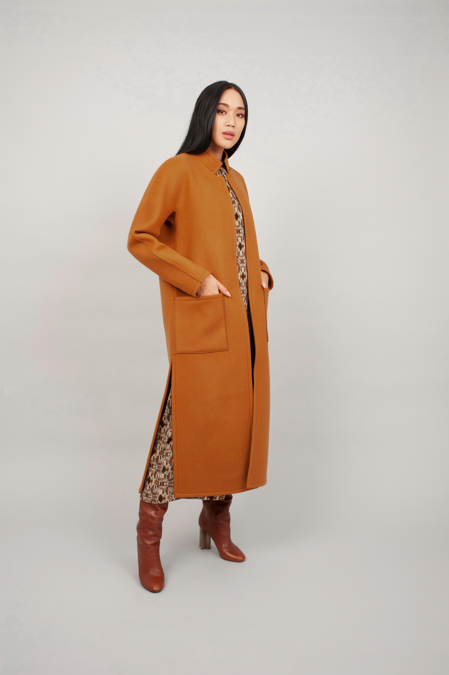 Langer Wendemantel aus limitiertem Doubleface Material, eine Seite Neopren, die andere aus Wolle und Kaschmir mit hohen seitlichen Schlitzen