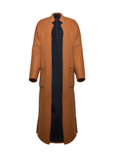 Langer Wendemantel aus limitiertem Doubleface Material, eine Seite Neopren, die andere aus Wolle und Kaschmir mit hohen seitlichen Schlitzen