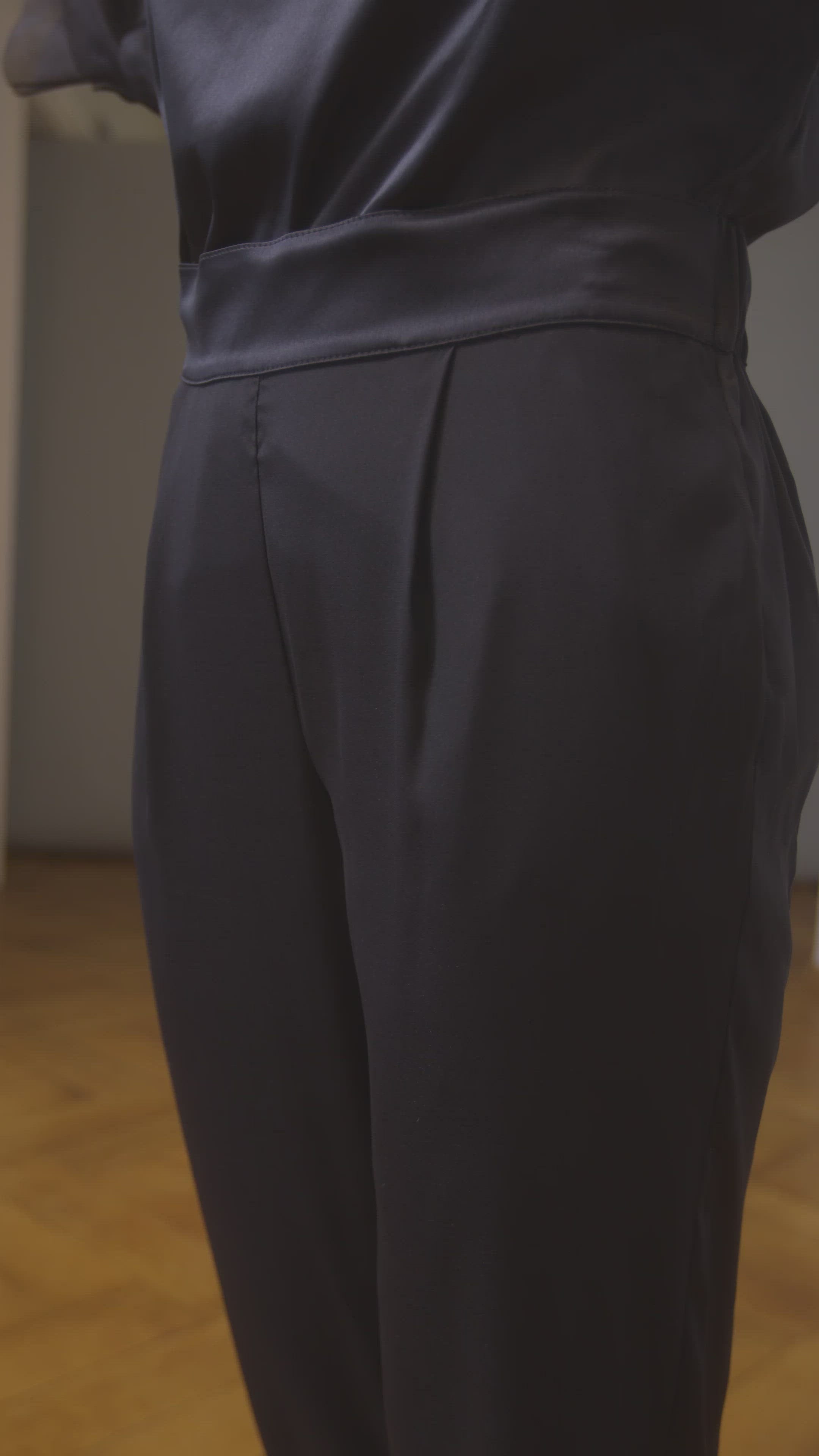 Hose aus Seiden-Elastan Mischung, Eingriffstaschen und optisch abgesetzte Seitenstreifen