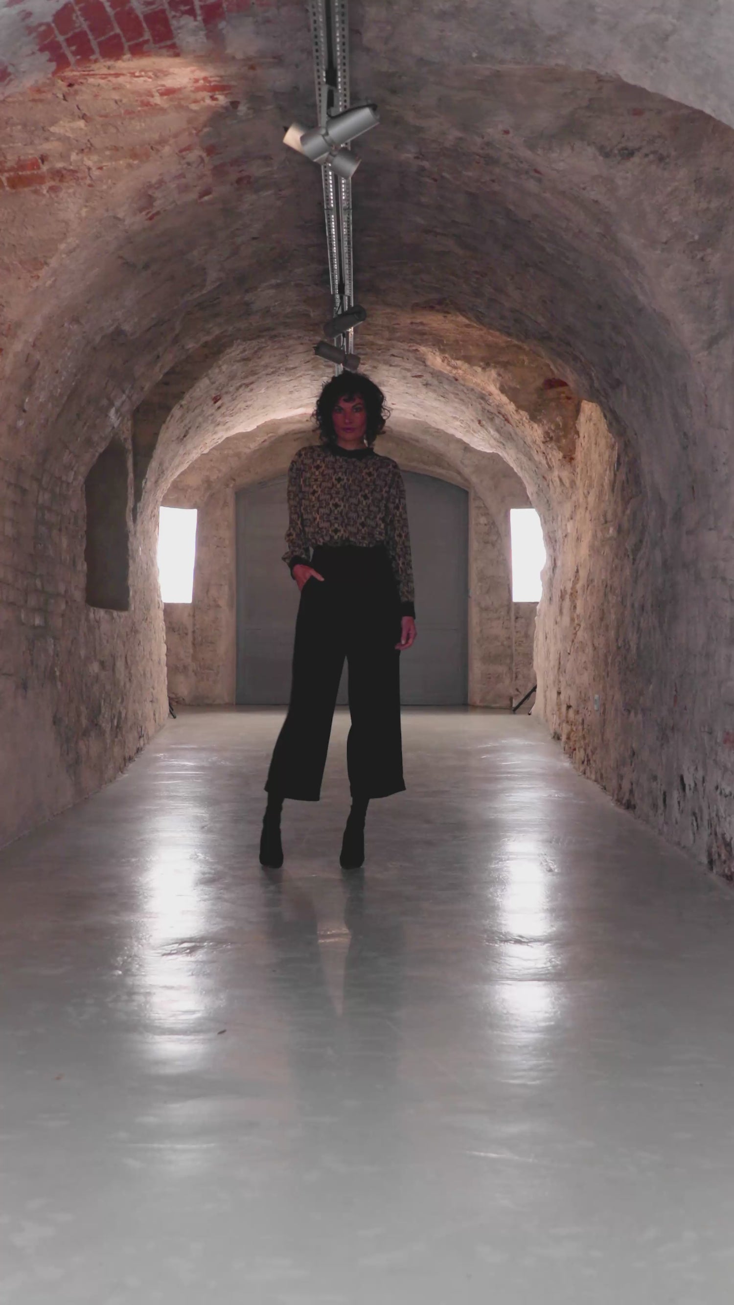 Schwarze Woll-Culotte mit hohem Bund Bundfalten, seitlichen Taschen und kleinen Aufschlägen am Hosenbein