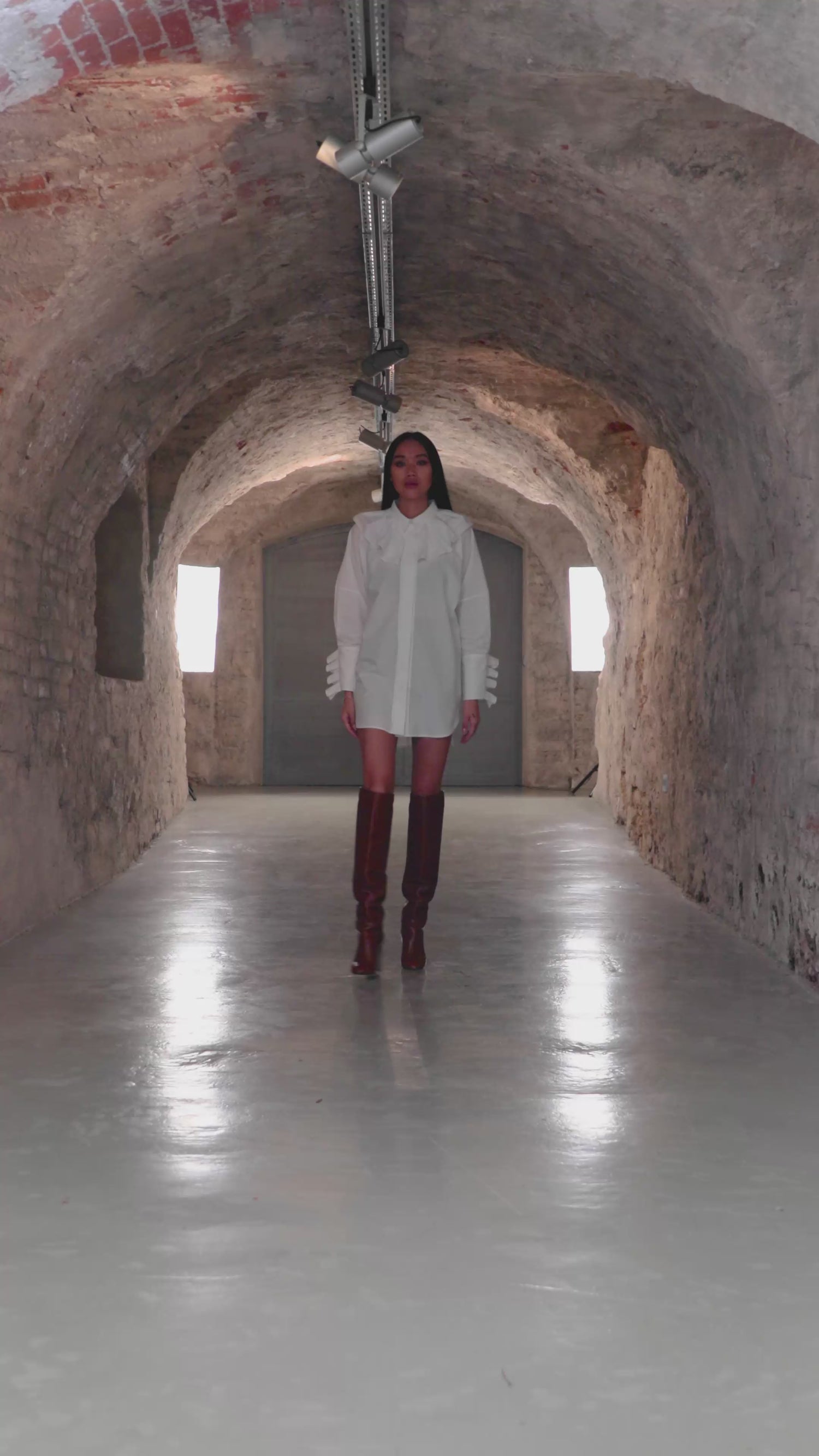 Elegante, weiße Bluse aus 100% feinster Baumwolle mit überschrittenen Schultern, großem Kragen und Manschetten