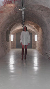 Elegante, weiße Bluse aus 100% feinster Baumwolle mit überschrittenen Schultern, großem Kragen und Manschetten