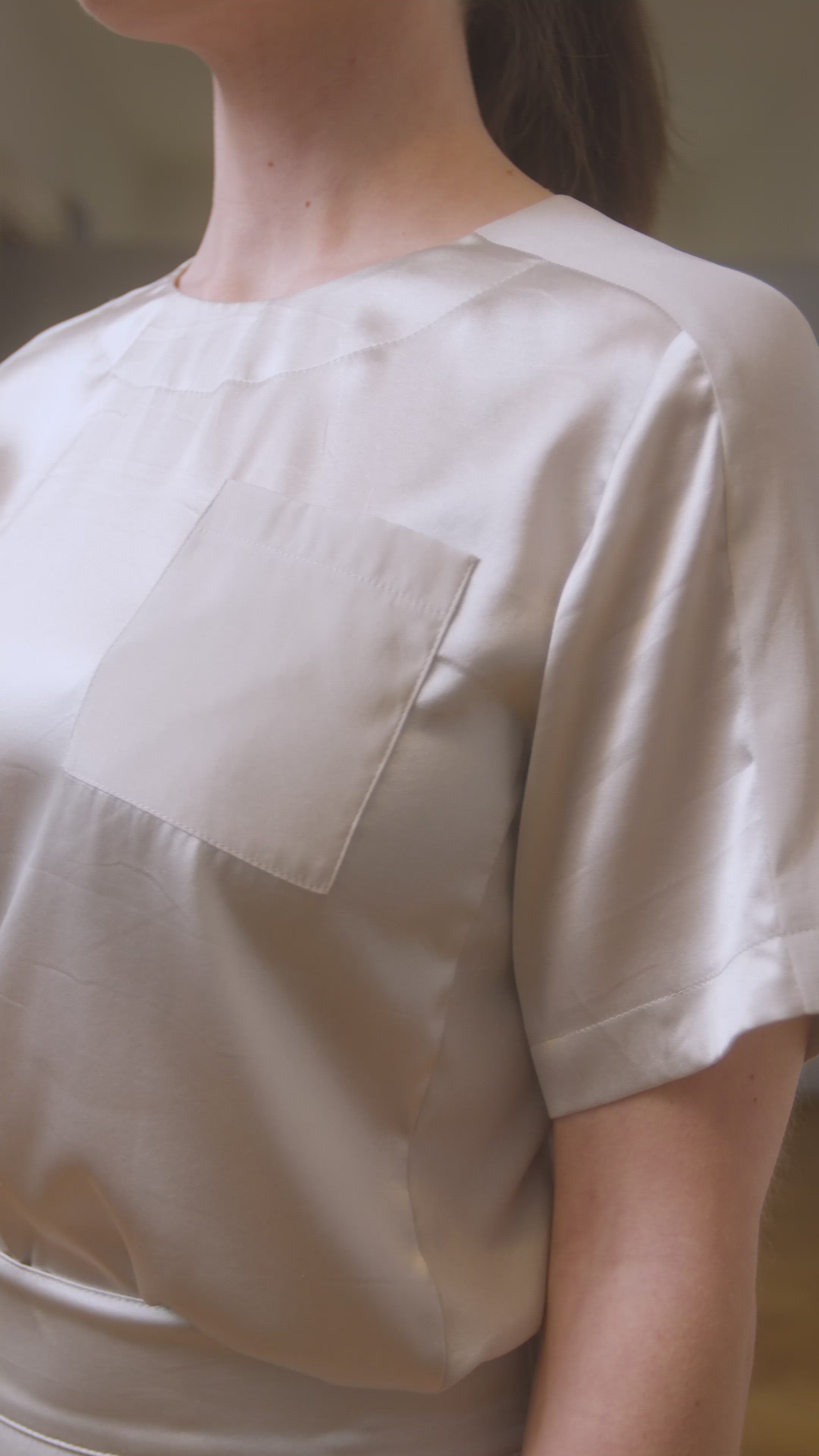 Dana - short-sleeved blouse made of silk-elastane blend