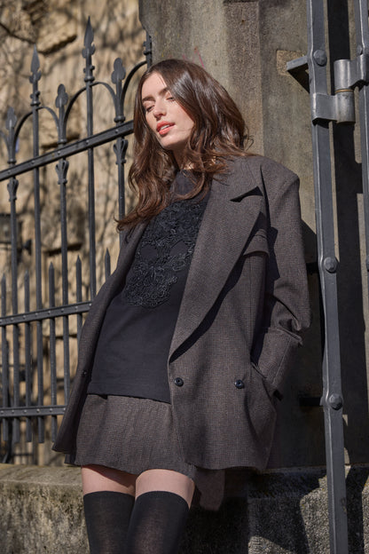 Grade geschnittenes Oversize T-Shirt aus Heavy Jersey mit Totenkopf-Stickerei Applikation. 