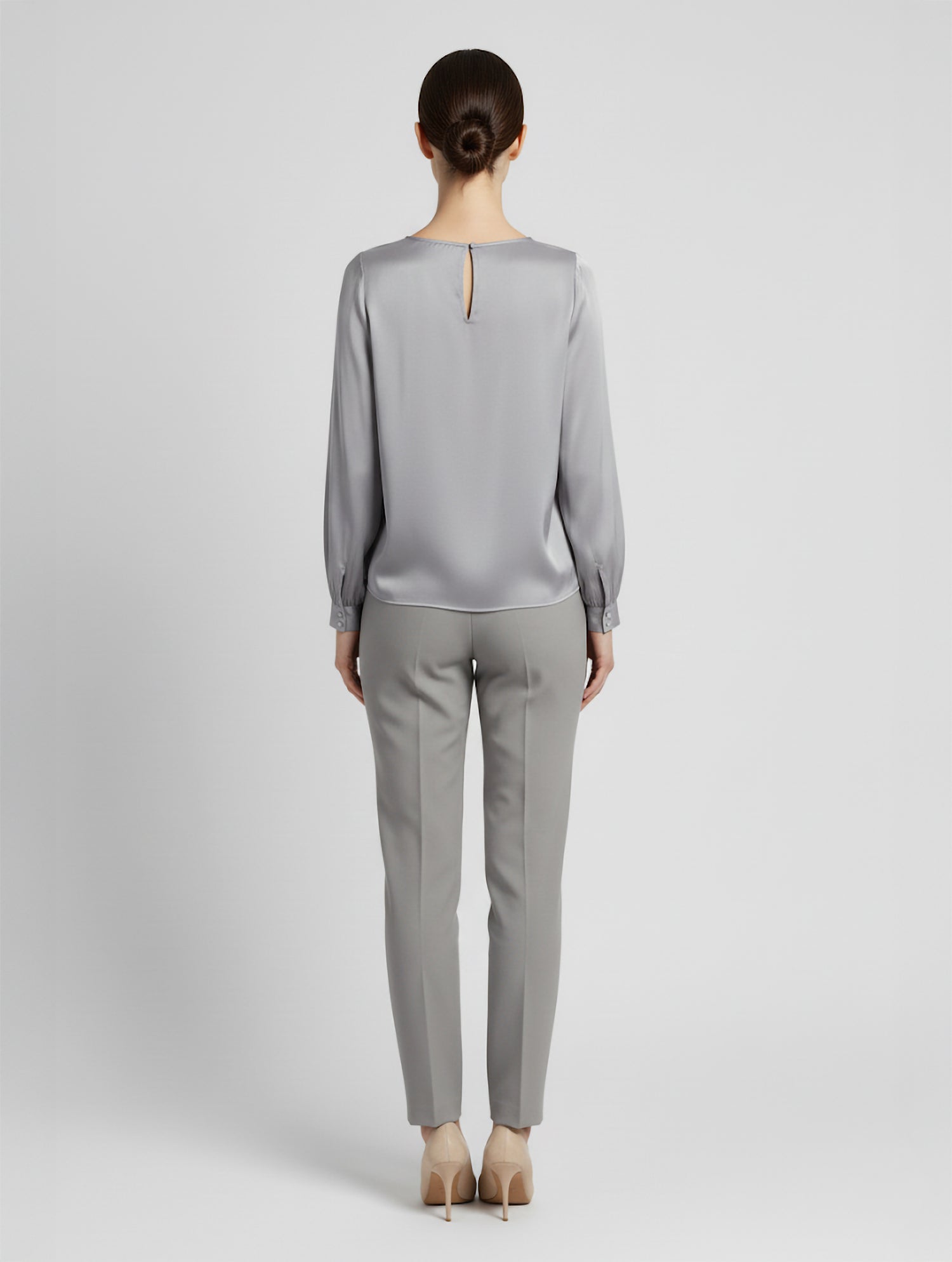 Langarm Seidenbluse mit Rundhalsausschnitt und Knopf im Nackenbereich.