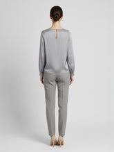 Langarm Seidenbluse mit Rundhalsausschnitt und Knopf im Nackenbereich.