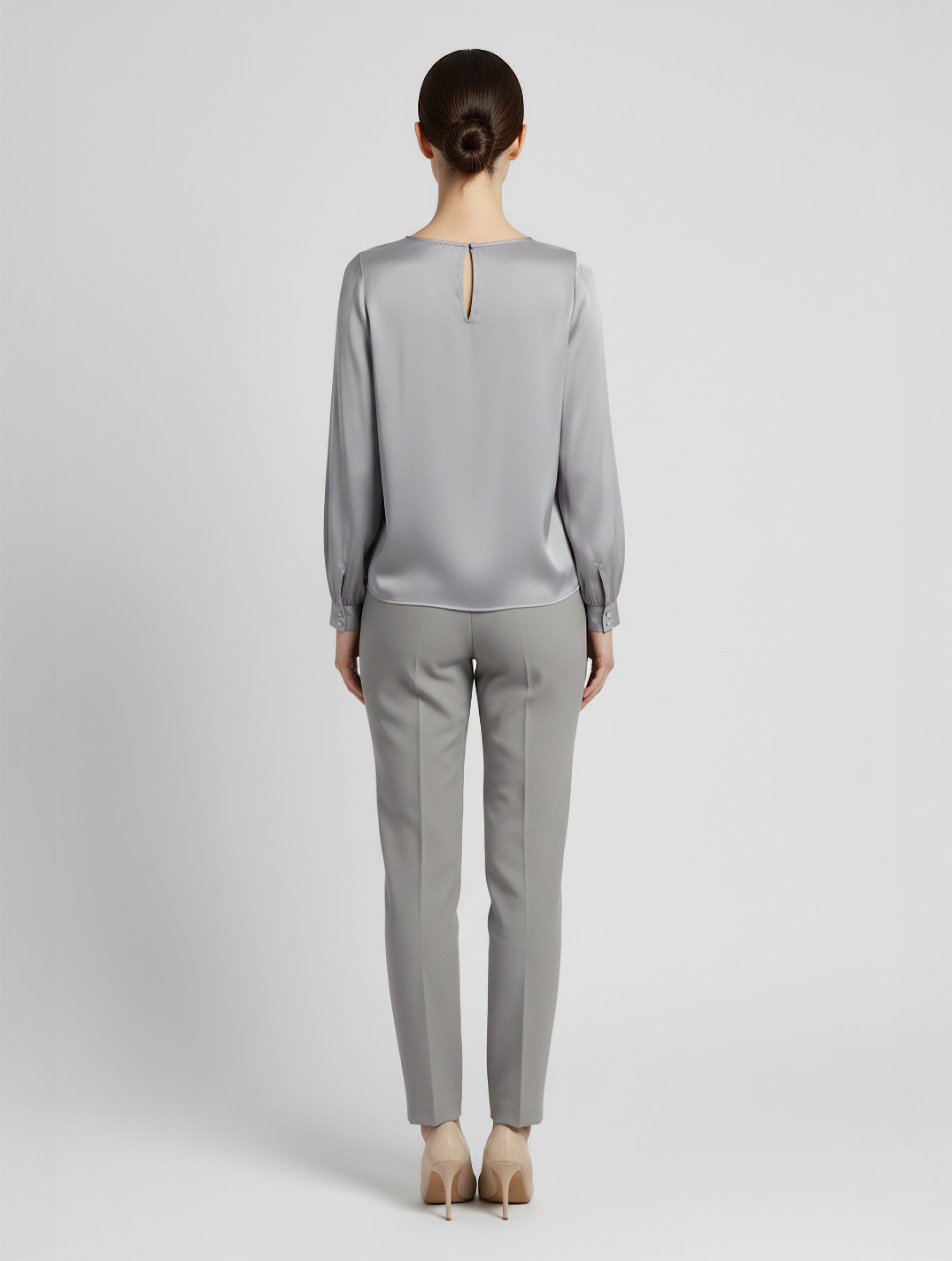 Langarm Seidenbluse mit Rundhalsausschnitt und Knopf im Nackenbereich.