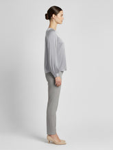 Langarm Seidenbluse mit Rundhalsausschnitt und Knopf im Nackenbereich.