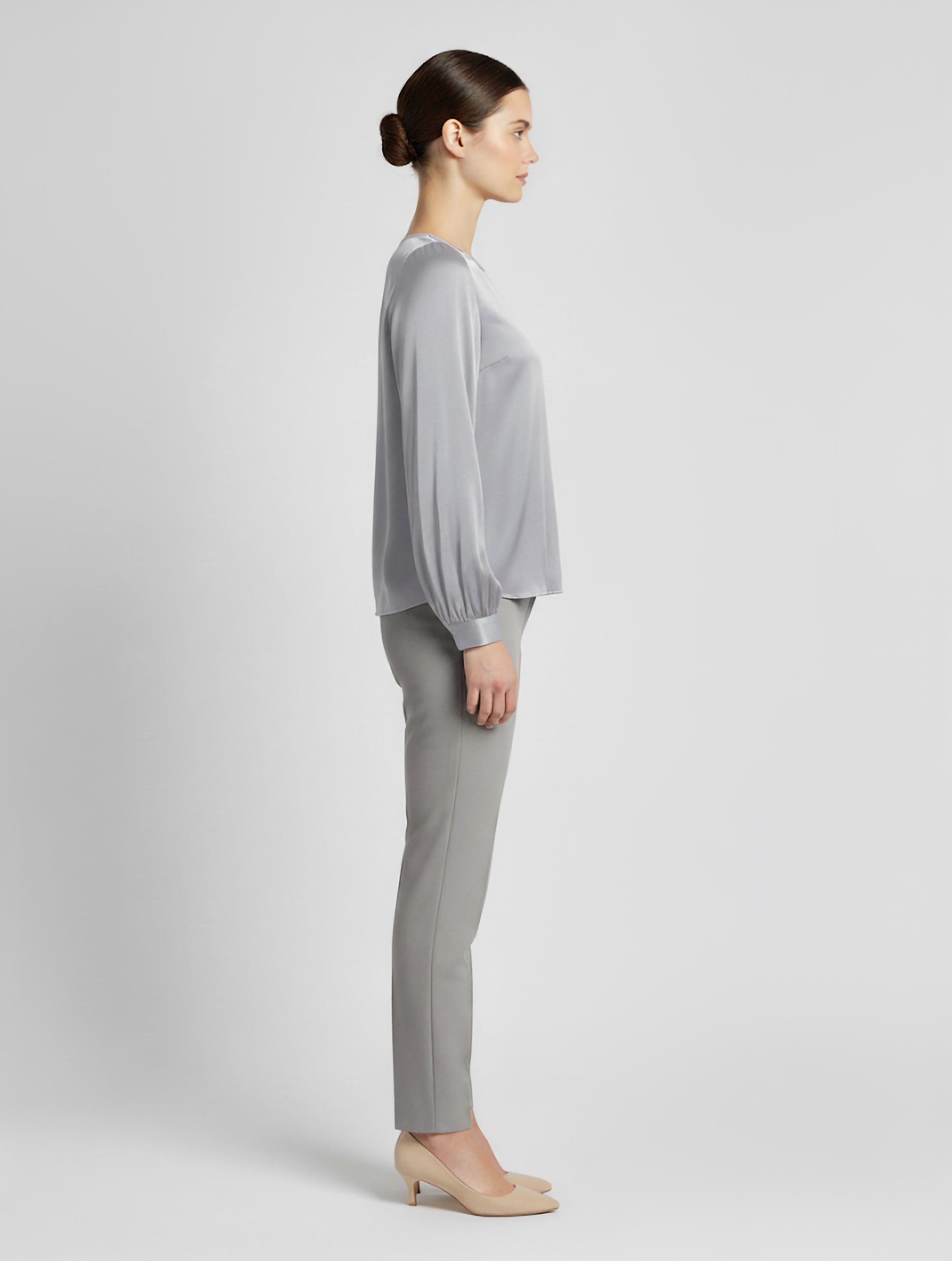 Langarm Seidenbluse mit Rundhalsausschnitt und Knopf im Nackenbereich.