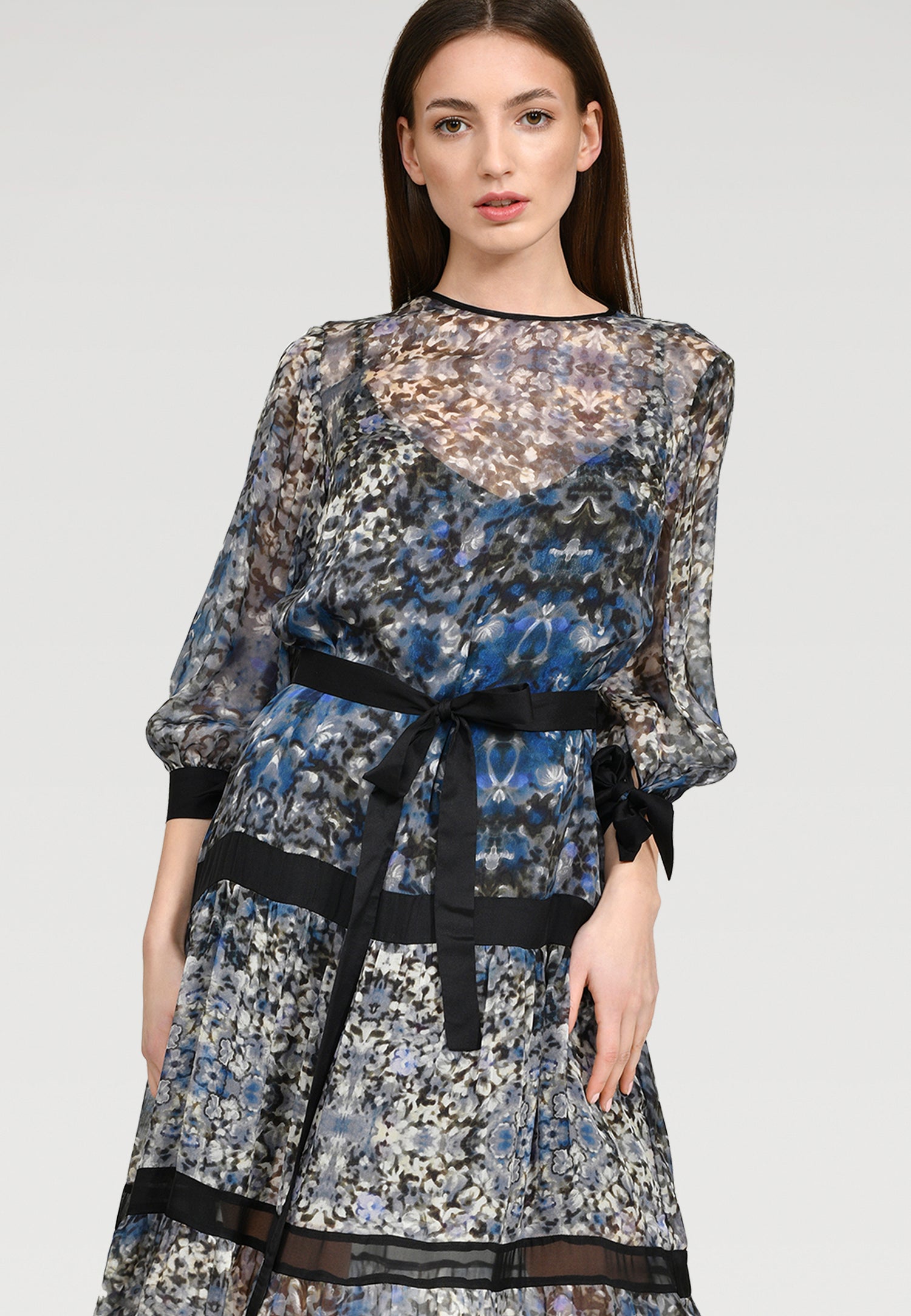 Maxi Kleid aus zarter Chiffonseide mit einen bezaubernden Blütenprint, Schleifen an den Ärmeln und abnehmbaren Volants