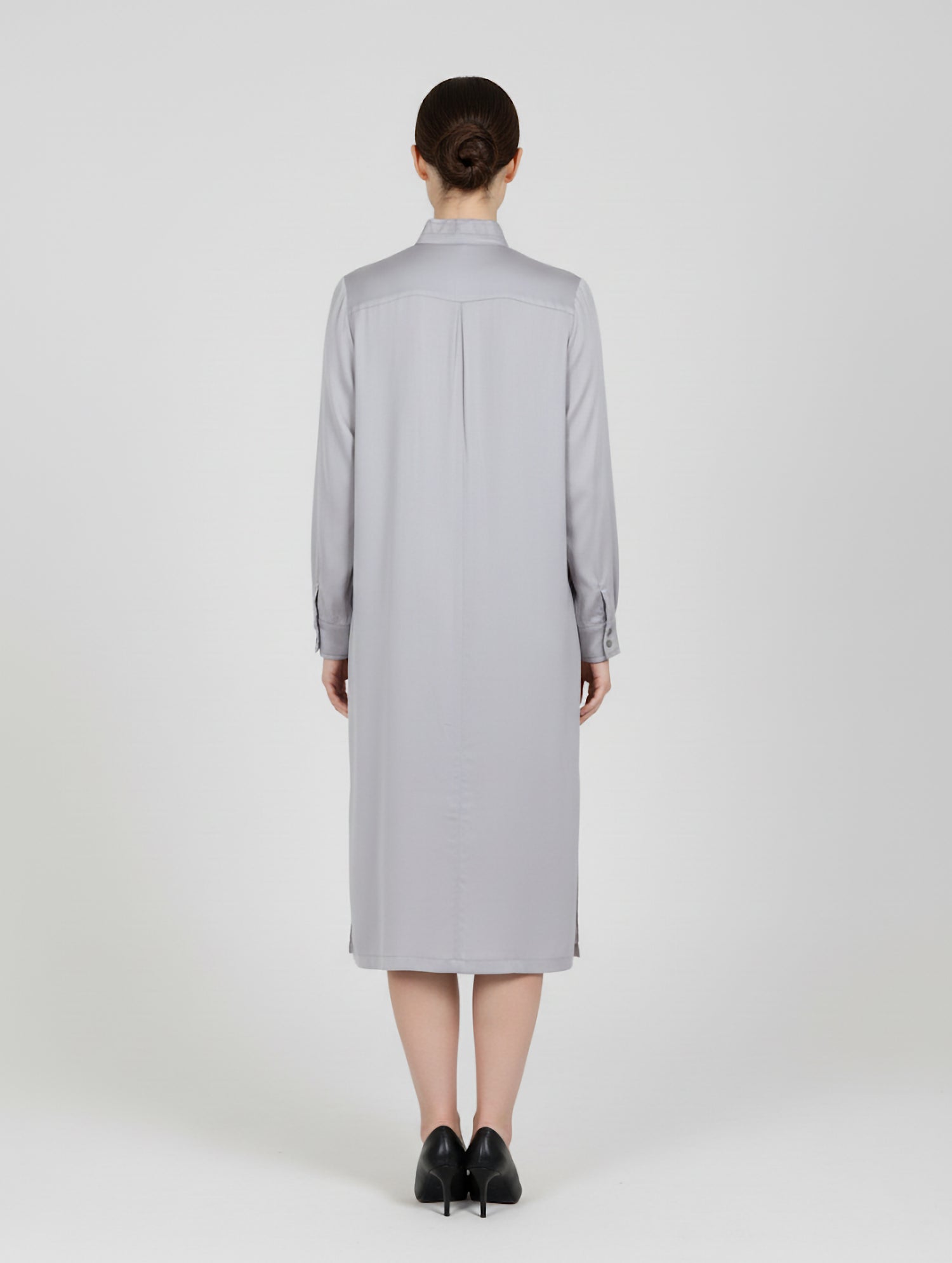 Midi Hemdkleid aus Viskose mit Stehkragen, versteckter Knopfleiste und einem seitlichen Schlitz