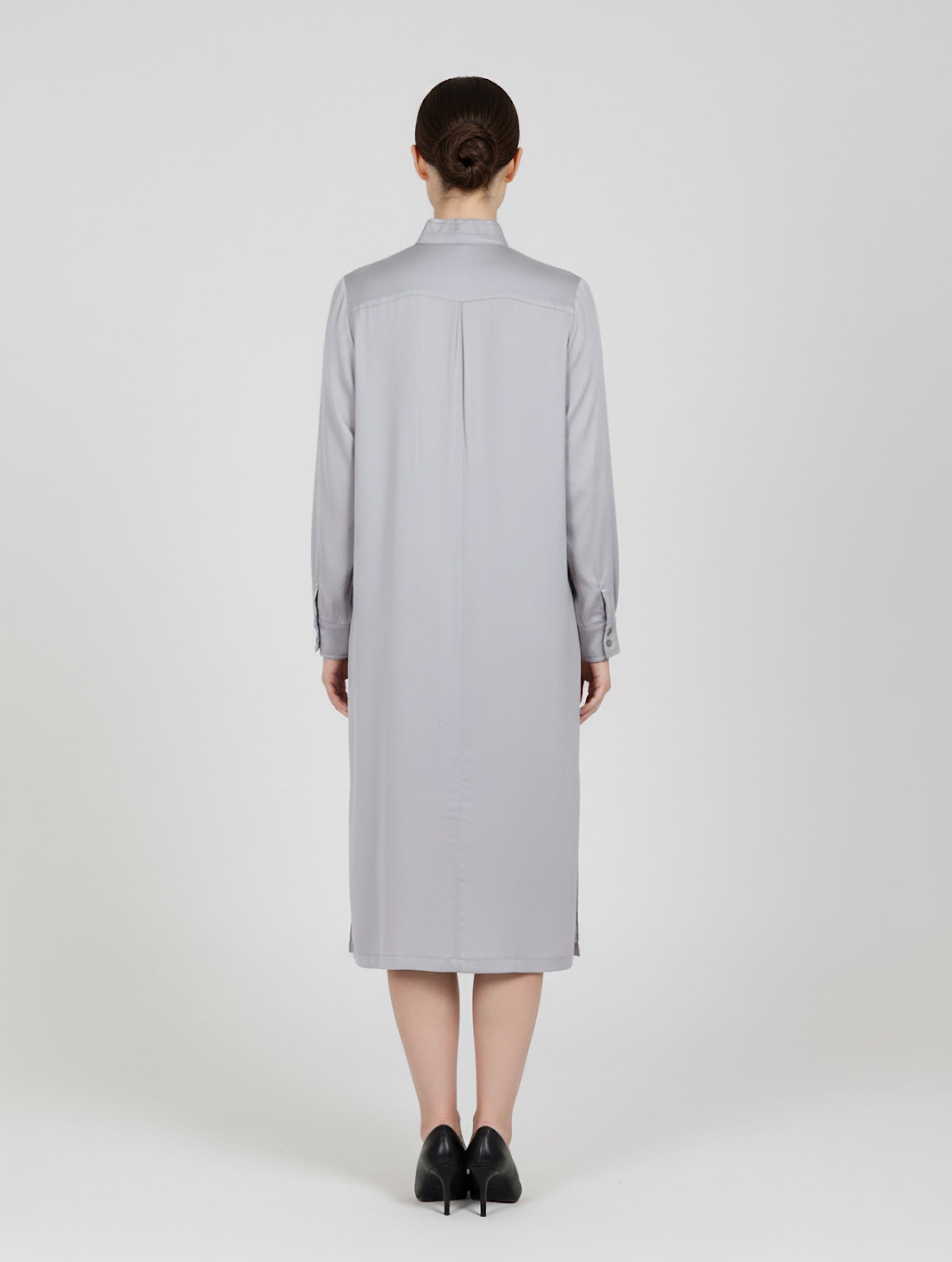 Midi Hemdkleid aus Viskose mit Stehkragen, versteckter Knopfleiste und einem seitlichen Schlitz