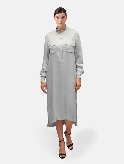 Midi Hemdkleid aus Viskose mit Stehkragen, versteckter Knopfleiste und einem seitlichen Schlitz