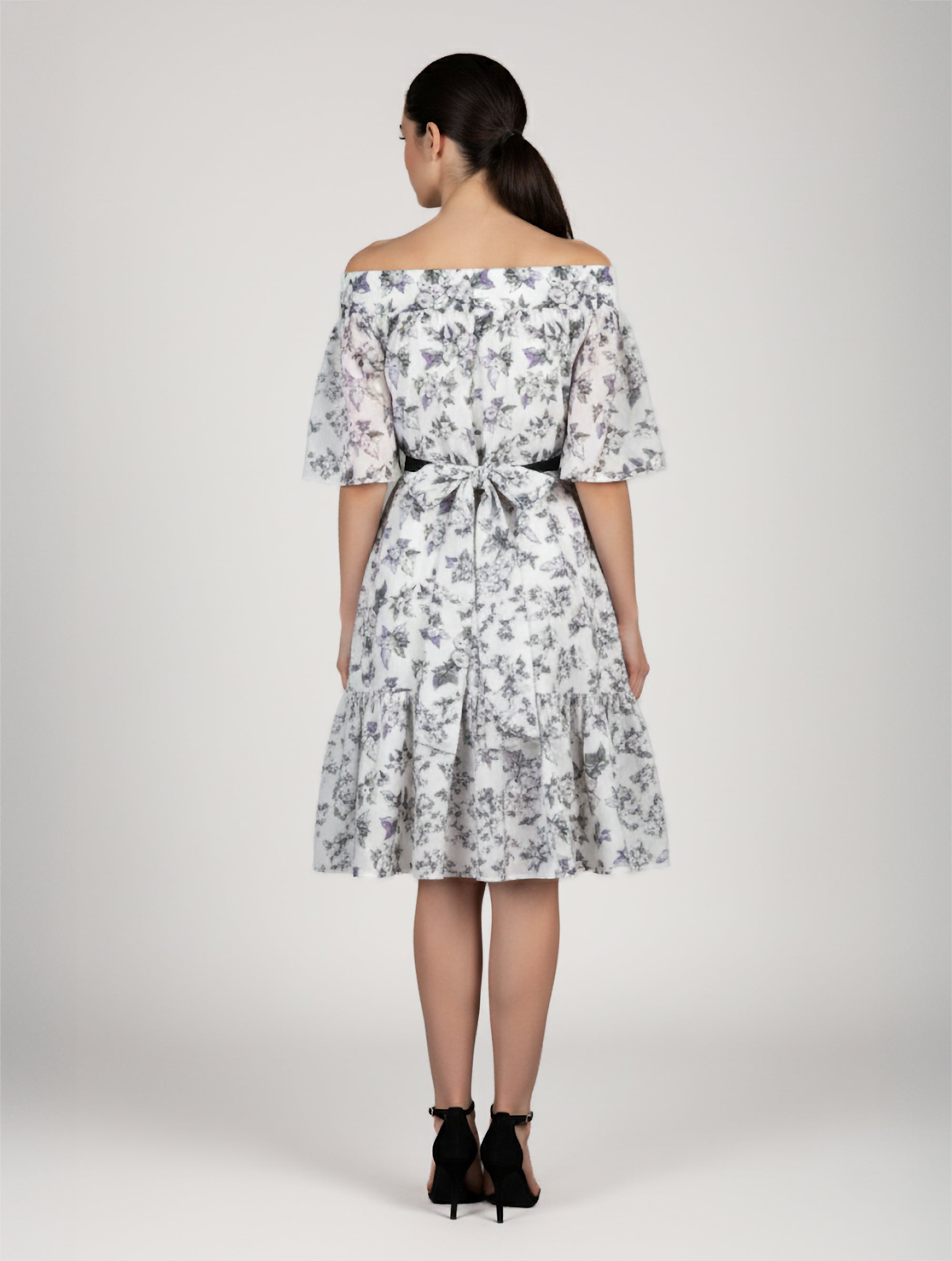 Midi-Kleid aus Premium-Baumwolle mit Carmen Ausschnitt und einem Gürtel auf der Rückseite zum Binden.