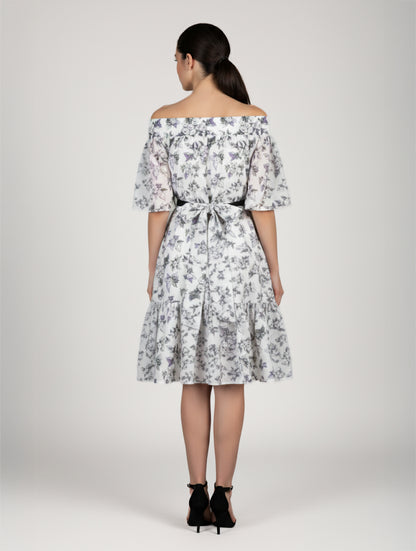 Midi-Kleid aus Premium-Baumwolle mit Carmen Ausschnitt und einem Gürtel auf der Rückseite zum Binden.