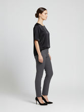 Locker geschnittene Kurzarmbluse aus einer luxuriösen Viskosemischung mit weit ausgeschnittenem V-Ausschnitt.