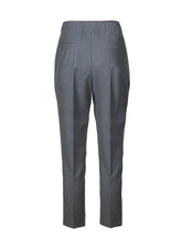 „LOLA“ ist eine hochwertige Jogger-Stil-Hose aus feiner Wolle, die durch außergewöhnlichen Tragekomfort, Wärme und Bewegungsfreiheit überzeugt. Vielseitig kombinierbar – ob leger mit Sneakern oder elegant mit Pumps – und nachhaltig in Europa gefertigt.