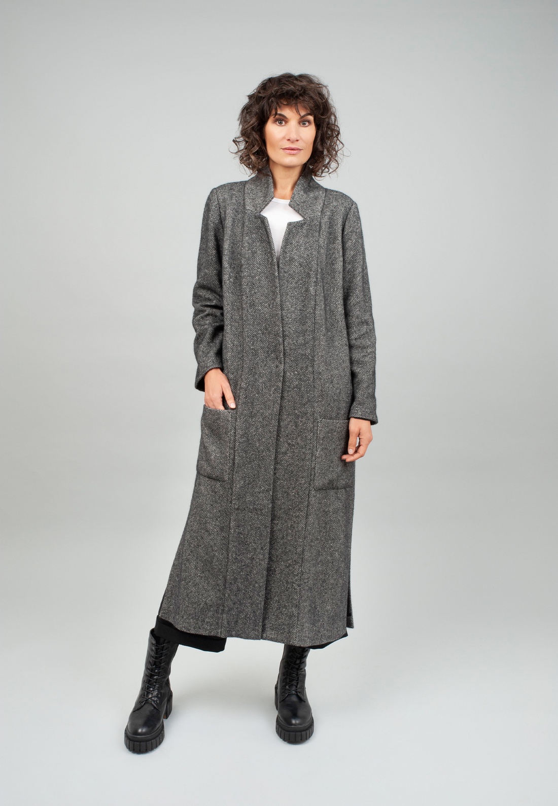 Luxuriöser, grau melierter, weicher Mantel aus Angora, Merinowolle und Seide, tailliert geschnitten, hohe Seitenschlitze