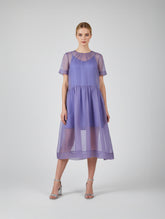 Midi-Kleid aus hochwertiger Organzaseide, kunstvollen Biesen im Brustbereich und passendem Unterkleid aus Viskose-Seiden Mix