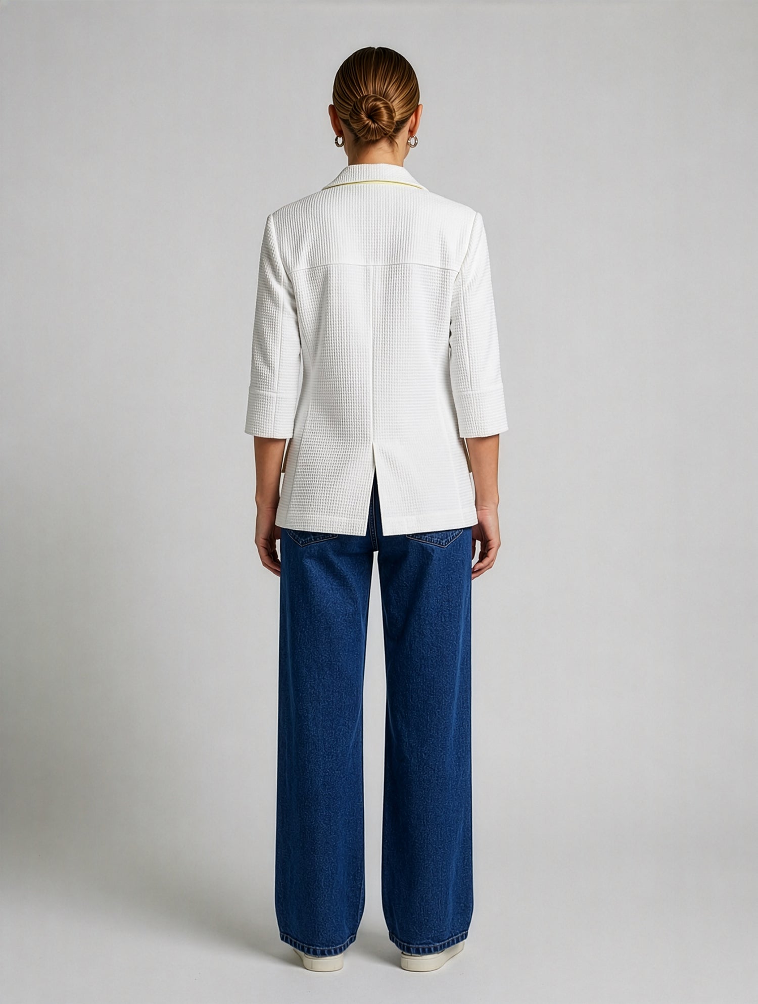Leichter, figurbetonter Sommerblazer aus weißem Baumwoll-Waffelpiqué mit frischen limefarbenen Details. Ungefüttert, nahezu knitterfrei und Teil unserer Reborn Linie.