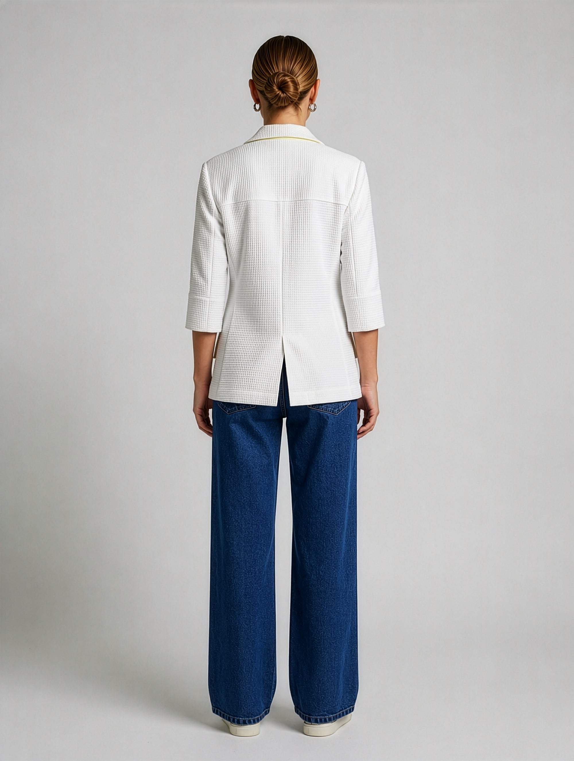 Leichter, figurbetonter Sommerblazer aus weißem Baumwoll-Waffelpiqué mit frischen limefarbenen Details. Ungefüttert, nahezu knitterfrei und Teil unserer Reborn Linie.