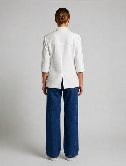 Leichter, figurbetonter Sommerblazer aus weißem Baumwoll-Waffelpiqué mit frischen limefarbenen Details. Ungefüttert, nahezu knitterfrei und Teil unserer Reborn Linie.