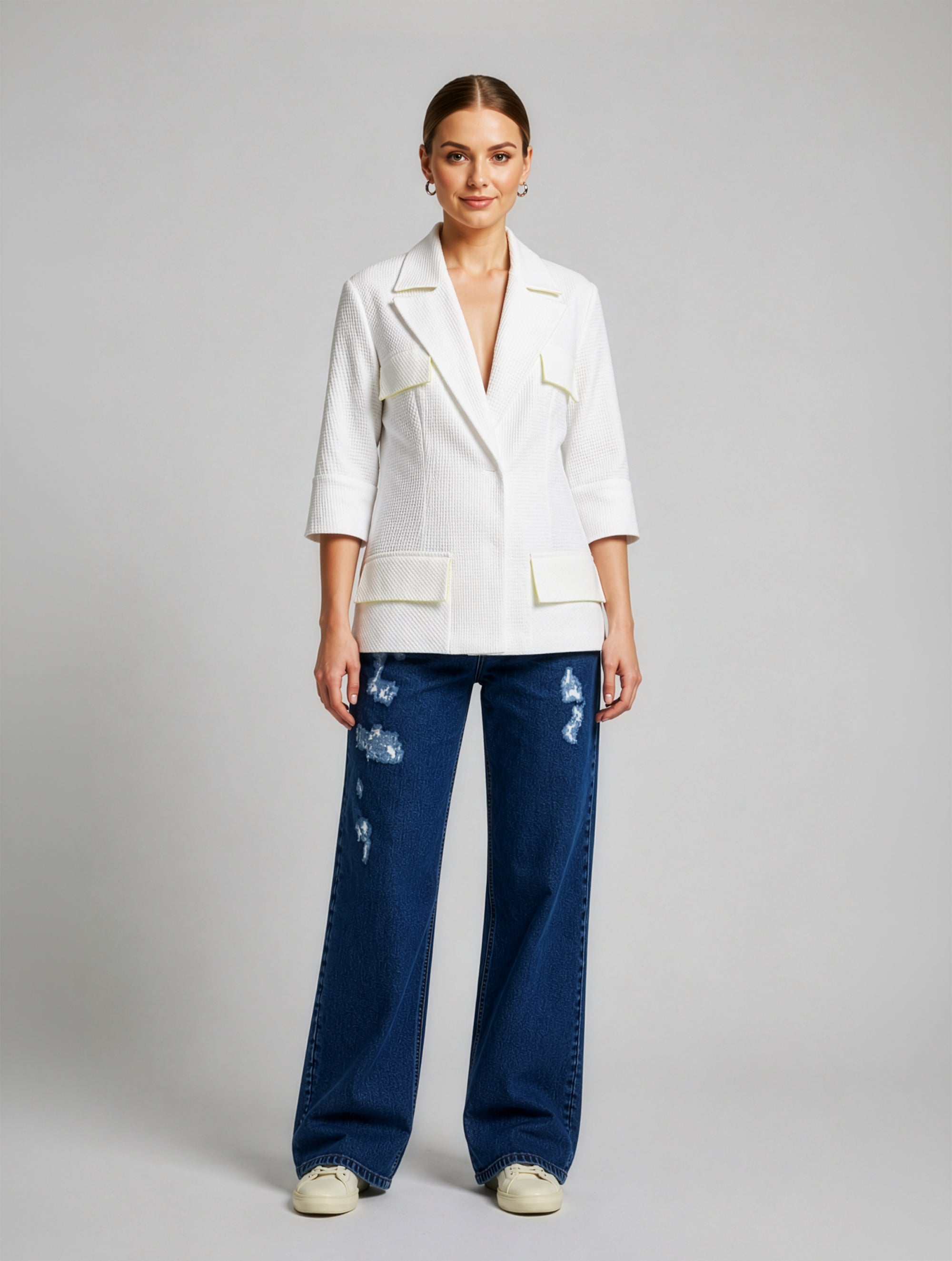 Leichter, figurbetonter Sommerblazer aus weißem Baumwoll-Waffelpiqué mit frischen limefarbenen Details. Ungefüttert, nahezu knitterfrei und Teil unserer Reborn Linie.