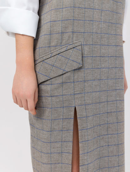 Ärmelloses, locker geschnittenes Kleid mit tiefem V-Ausschnitt und Pattentaschen sowie einem langen Seitenschlitz auf der Vorderseite. Hergestellt aus nachhaltigen Fasern.
